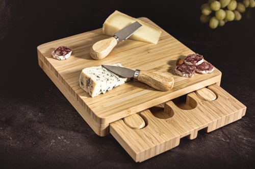 Ostebræt med 3 osteknive, 23x23x3,5cm, bambus, (1 sæt)