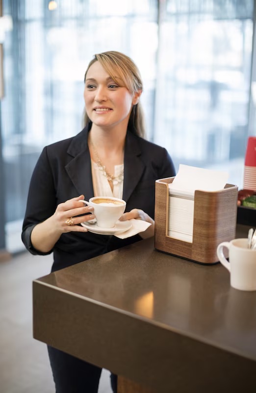 273002 Tork Xpressnap® Servietdispenser, Valnød - i brug