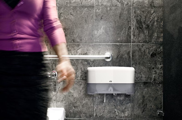 555500 Tork Dispenser Mini Jumbo Toiletpapir Twin - i brug