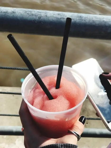Slush ice sugerør med ske.webp