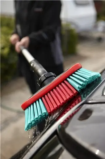 Autobørste med vandgennemløb, 250 mm, blød spaltet, sort, Vikan 526852.webp