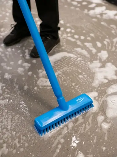 Gulvskrubbe med vandgennemløb, blå, 27 cm, meget stive børstehår, Vikan 70413.webp