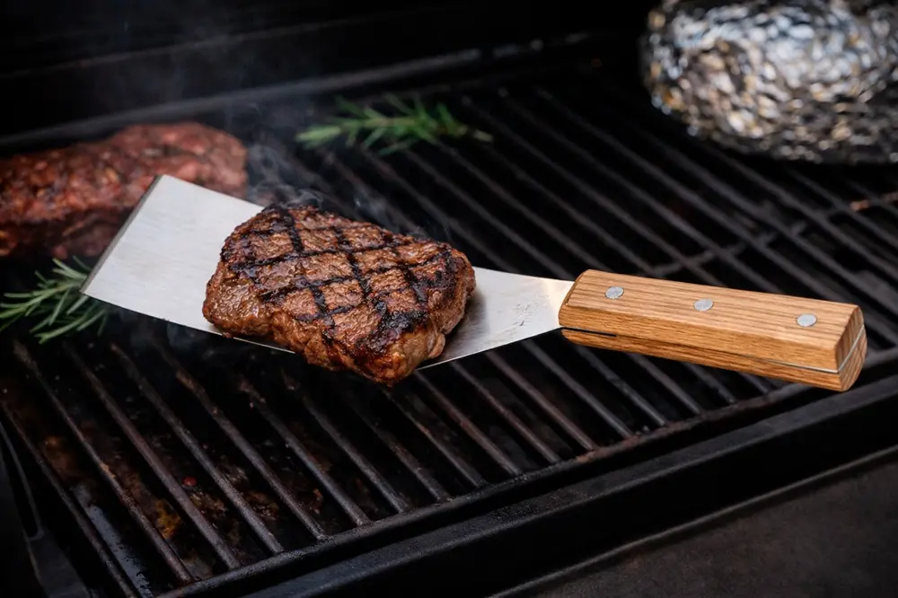 Grillpalet med egetræs-håndtag, WHITE FIRE.webp