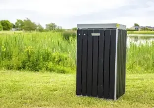 Udendørs skraldespand med låg.webp