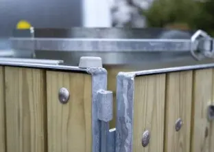 Udendørs skraldespand med låg i fyr.webp