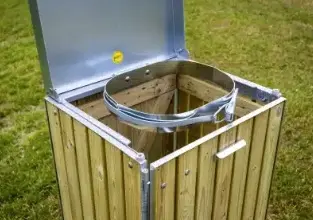 Udendørs skraldespand med låg i fyr.webp