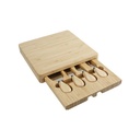Ostebræt med 3 osteknive og 1 gaffel, 23x23x3,5cm, bambus, (1 sæt)